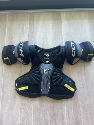 Small Junior CCM Tacks Classic Shoulder Pads (Used)