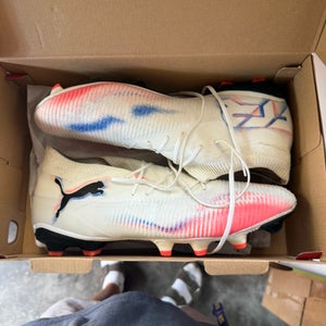 White Unisex Size M 11.5 (W 12.5) Puma Cleats (Used)