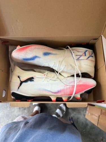 White Unisex Size M 11.5 (W 12.5) Puma Cleats (Used)