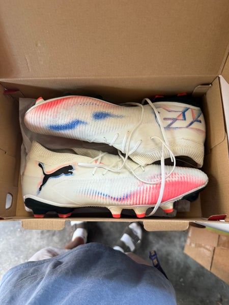White Unisex Size M 11.5 (W 12.5) Puma Cleats (Used)