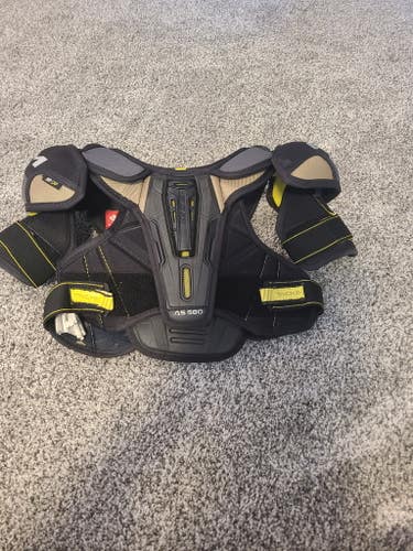 Small Junior CCM AS580 Shoulder Pads (Used)