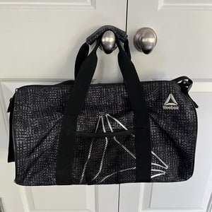 Reebok Black Gray Unisex Adjustable Strap Gym Duffle Bag 17x9x9 embroidery logo