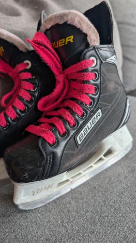 Bauer Supreme 140 Hockey Skates Regular Width Size 1 (Used)