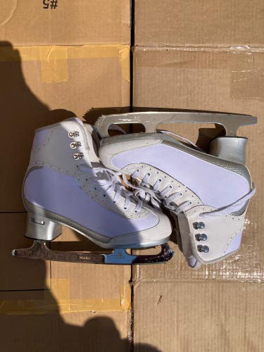 Jackson Ultima Soft Figure Skates Standard Width | Adult Size: 7