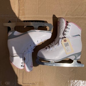 Jackson Ultima Soft Figure Skates Standard Width | Adult Size: 5