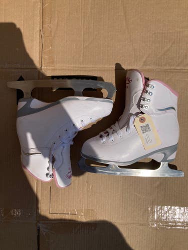 Jackson Ultima Soft Figure Skates Standard Width | Adult Size: 5