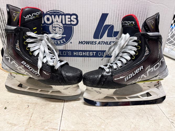 2023 Bauer Vapor Hyperlite Hockey Skates Regular Width Size 5 (Used)