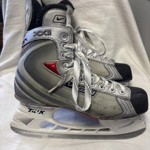 Senior Size 8.5 Bauer Vapor XXII Ice Hockey Skates. Excellent Condition