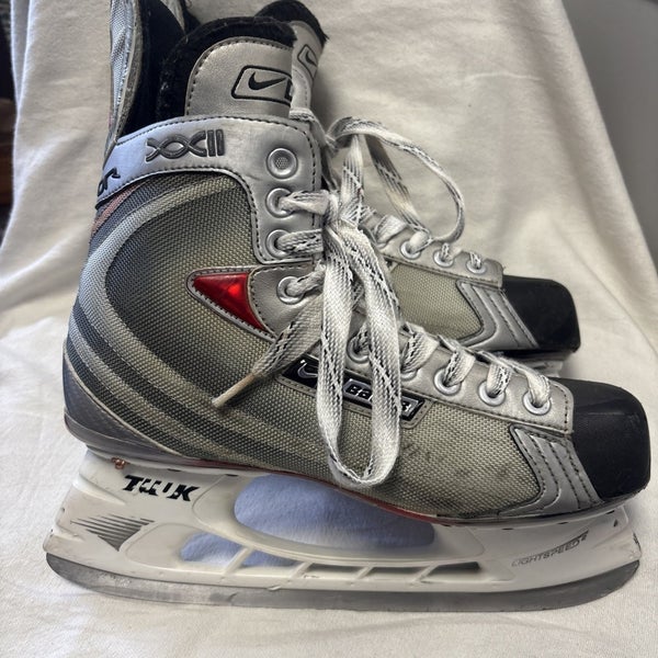 Senior Size 8.5 Bauer Vapor XXII Ice Hockey Skates.  Excellent Condition