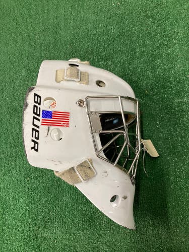 Senior Medium Bauer 940 Goalie Mask (Used)