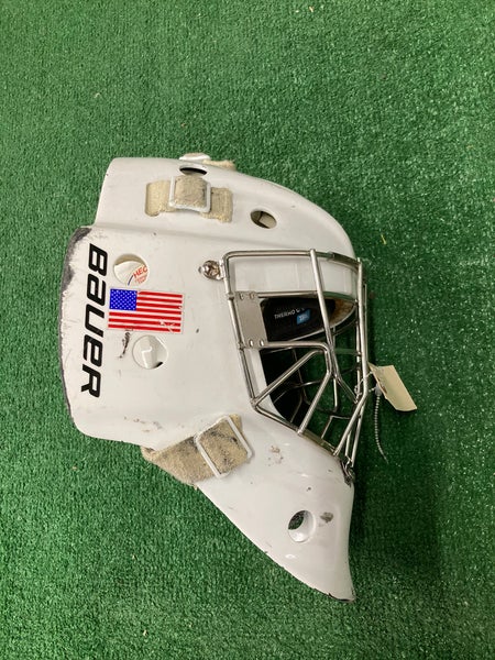 Senior Medium Bauer 940 Goalie Mask (Used)