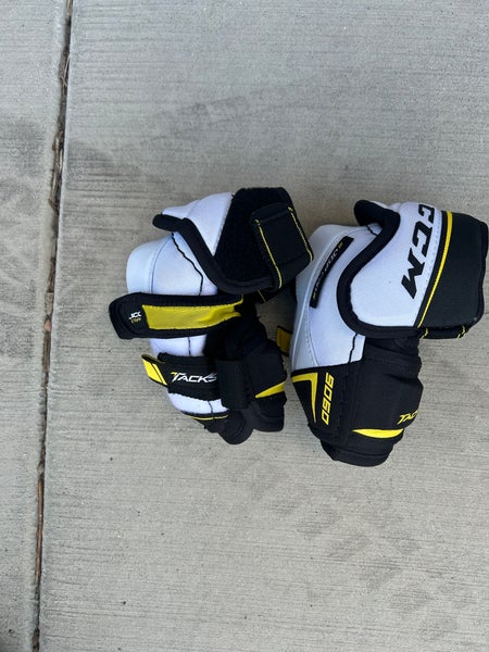 Medium Junior CCM Tacks 9060 Elbow Pads (New)