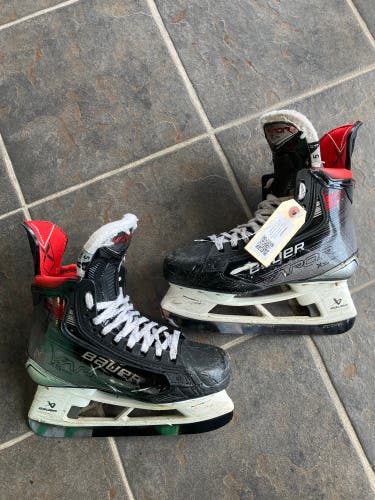 Intermediate Bauer Vapor X5 Pro Hockey Skates Narrow Width Size 5 (Used)