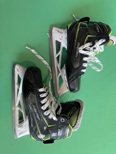 Intermediate Bauer GSX Hockey Goalie Skates Regular Width Size 5.5 (Used)