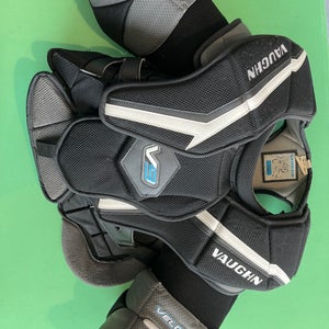Junior Small / Medium Vaughn Velocity V9 Goalie Chest Protector (Used)