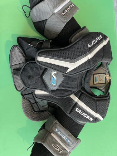 Junior Small / Medium Vaughn Velocity V9 Goalie Chest Protector (Used)