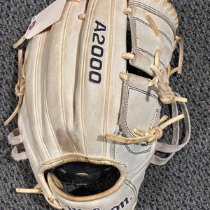 Wilson A2000 B2 RH Baseball Glove 12" (Used)