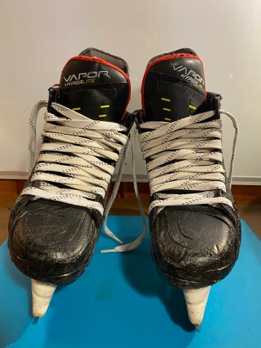Bauer Vapor Hyperlite Hockey Skates  Size 4.5 (Used)