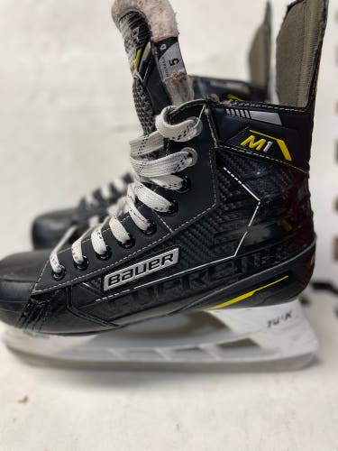 Bauer Supreme M1 Hockey Skates Regular Width Size 5 (Used)