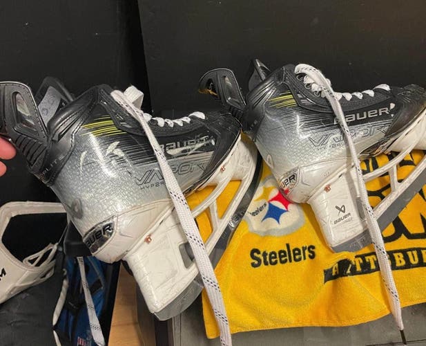 2023 Bauer Vapor Hyperlite 2 Hockey Skates 5 (Used)