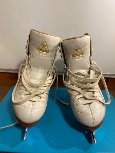 Jackson Ultima Artiste Figure Skates Junior 2.5 (Used)