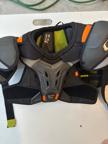 Men's Large Senior CCM XF Pro Shoulder Pads (Used)