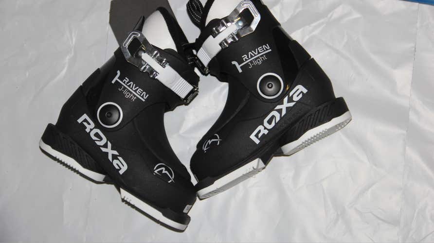 NEW little kids ski boots mondo size 15.5 , US 7 Roxa Raven Made in Italy 2025