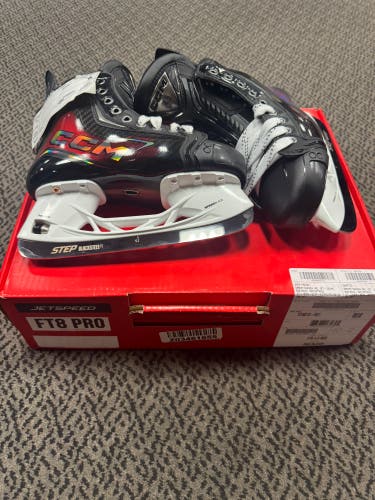 CCM Jetspeed FT8 Pro Size 4.5 Regular Width (With XS Reload Release) Skate