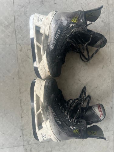 Bauer Vapor Hyperlite 2 Hockey Skates Wide Width  6.5 (Used)
