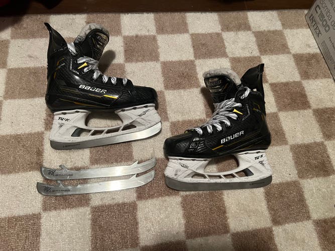 2024 Bauer Supreme M5 Pro Hockey Skates Regular Width Size 1.5 (Used) extra steel