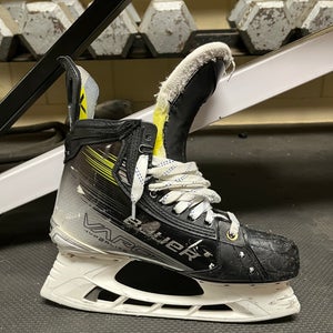 Michael Bunting Penguins Game used Bauer Vapor Hyperlite 2 Skates