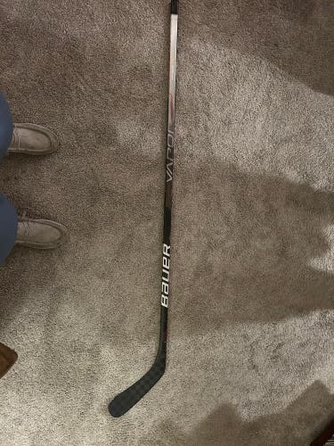 Senior Bauer Vapor Hyperlite Right Handed Hockey Stick P92 Pro Stock (Used)