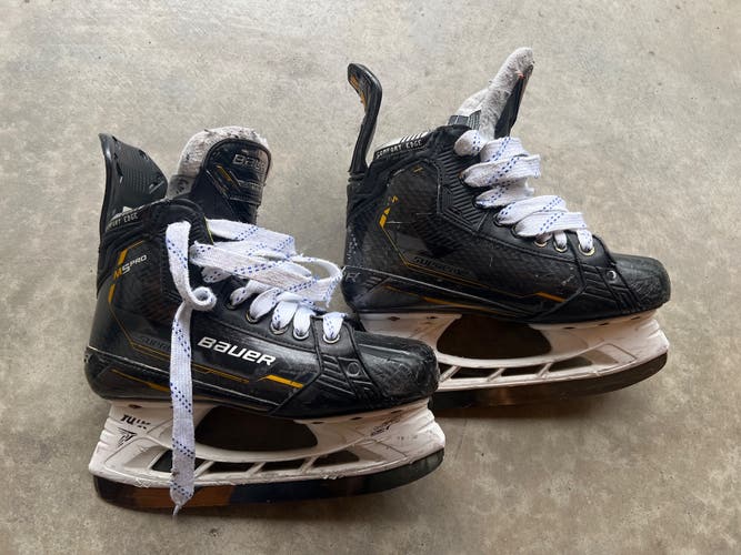Bauer Supreme M5 Pro Hockey Skates Regular Width Size 4.5 (Used)