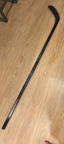 Senior Bauer Vapor Hyperlite 2 Right Handed Hockey Stick P28 (Used)
