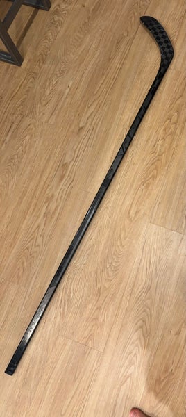 Senior Bauer Vapor Hyperlite 2 Right Handed Hockey Stick P28 (Used)