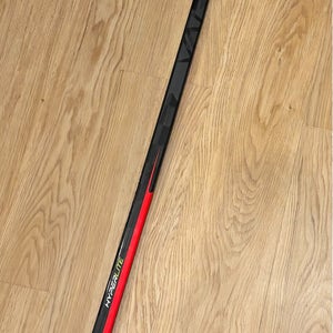 Senior Bauer Vapor Hyperlite 2 Right Handed Hockey Stick P28 (Used)