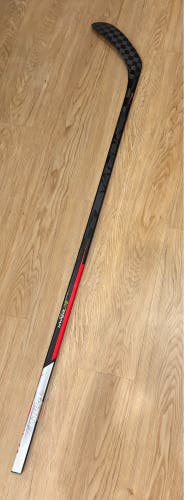 Senior Bauer Vapor Hyperlite 2 Right Handed Hockey Stick P28 (Used)