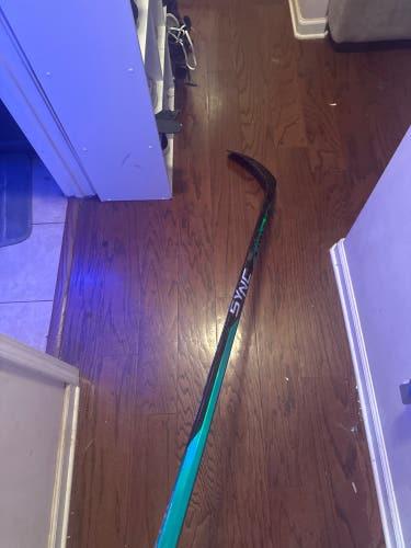 Senior Bauer Right Handed Hockey Stick P92M Pro Stock (Used)