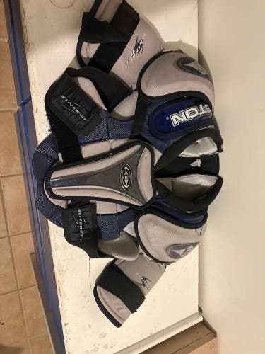 Men's Senior Medium Easton Synergy Shoulder Pads  (Used)