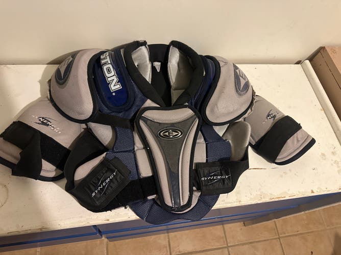 Men's Senior Medium Easton Synergy Shoulder Pads  (Used)