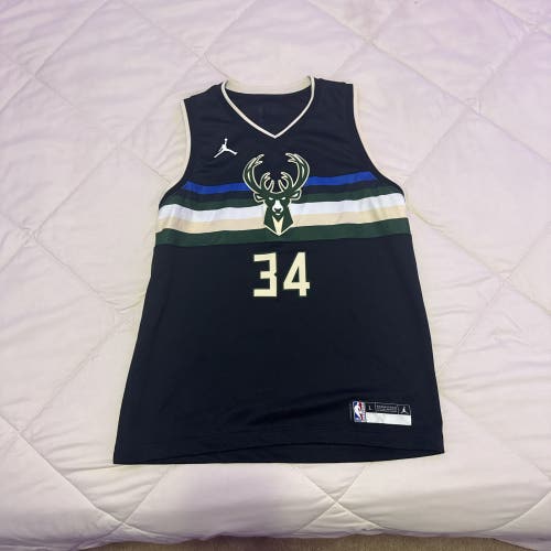 Black Large Boys Nike Jersey (Used)