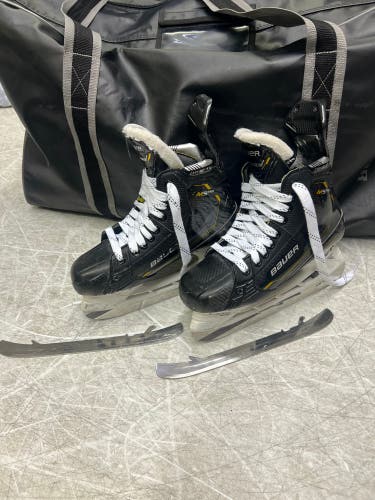 Bauer Supreme M5 Pro Hockey Skates Size 5 (Used)