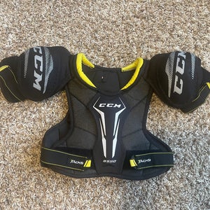 Small Junior CCM Tacks 9550 Shoulder Pads (Used)