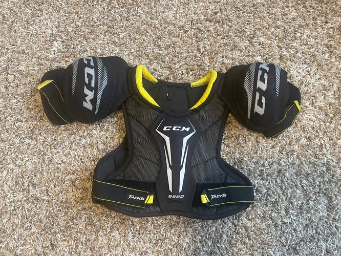 Small Junior CCM Tacks 9550 Shoulder Pads (Used)