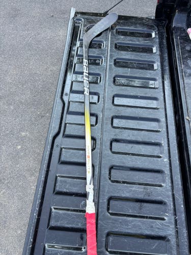 Youth Bauer Hyperlite 2 Right Handed Hockey Stick P28 (Used)