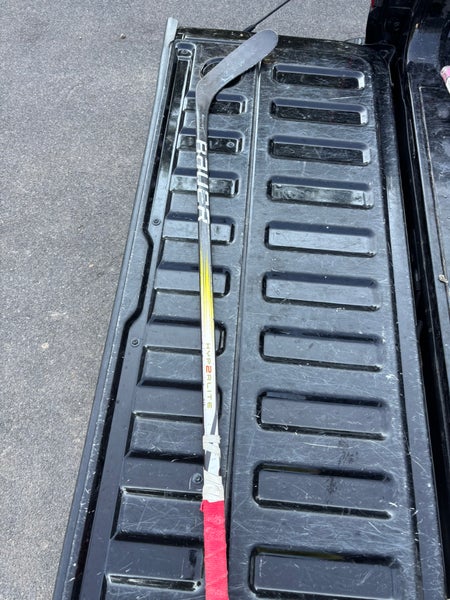 Youth Bauer Hyperlite 2 Right Handed Hockey Stick P28 (Used)