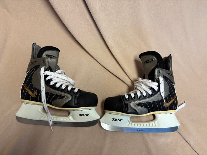 Nike Ignite 7 Hockey Skates Narrow Width 5.5 (Used)