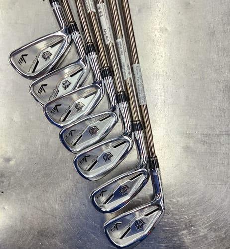 Men's Wilson Staff FG Tour V6 Left Hand Iron Set Regular Flex Graphite Shaft (Used)