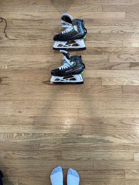 Bauer Elite Hockey Goalie Skates Regular Width Size 1.5 (Used)