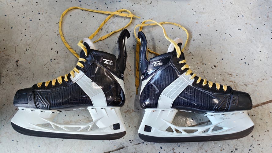 2025 CCM Tacks 652 Hockey Skates Wide Width 7.5 (Used)
